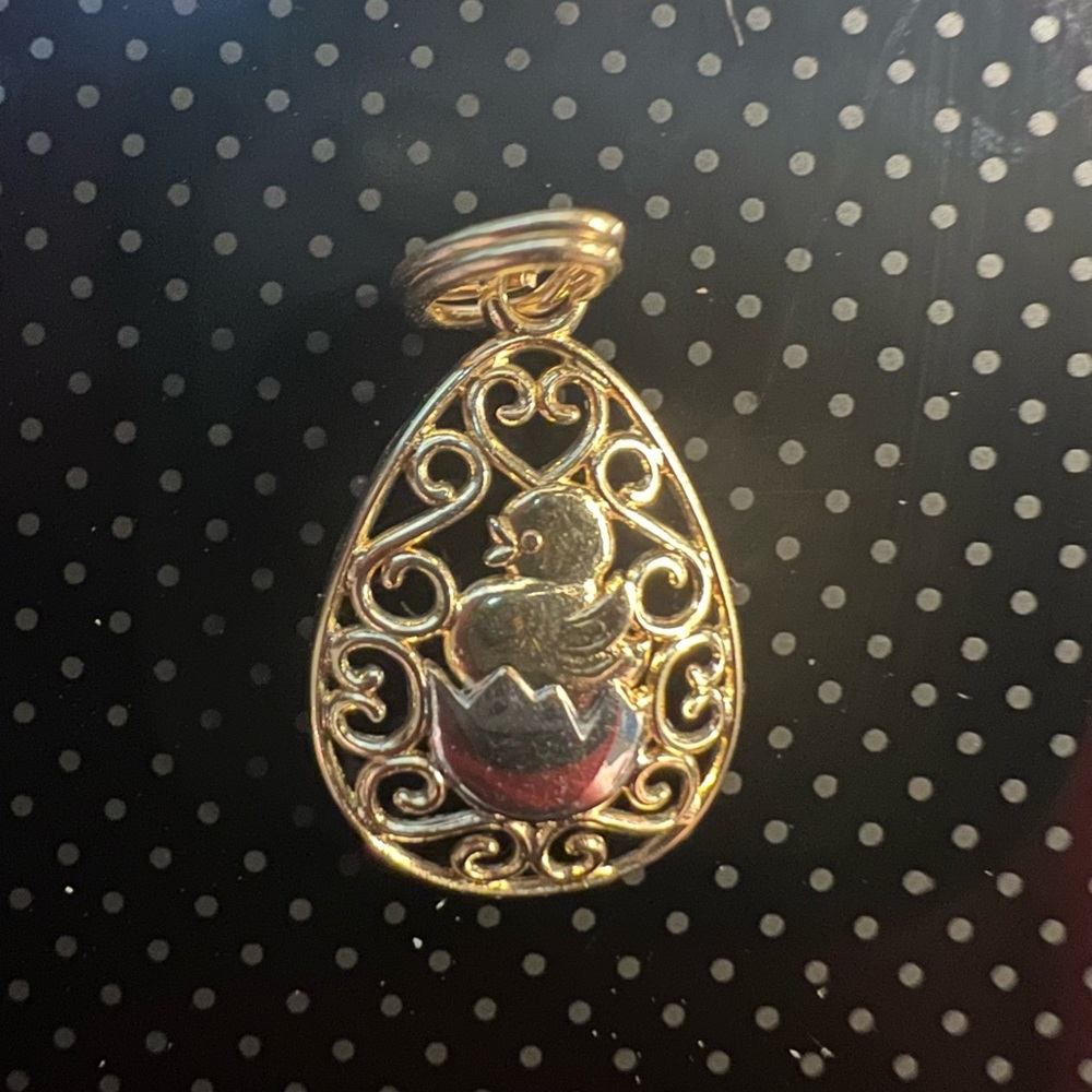 Michael Anthony chick hatching egg pendant. 14kt.